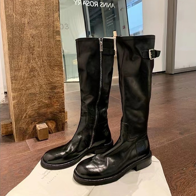 Cizme Knight până la genunchi, vârf rotund, toc gros 3–5 cm, manșon din piele de vițel în două straturi, talpă din cauciuc, căptușeală din piele cu fibre fine, fermoar pe spate