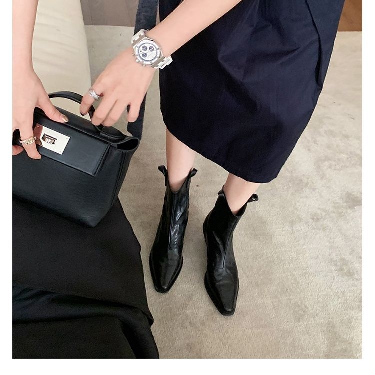 Ženske kaubojske čizme - šiljasti vrh, V-izrez, srednja visina pete 3–5 cm, gornji materijal mikrovlakna, potplat od gume