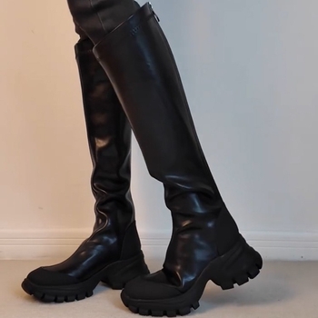 Ženske čizme do sredine potkoljenice, okruglog vrha, gornji dio od teleće split kože, gumeni potplat, stražnji zatvarač