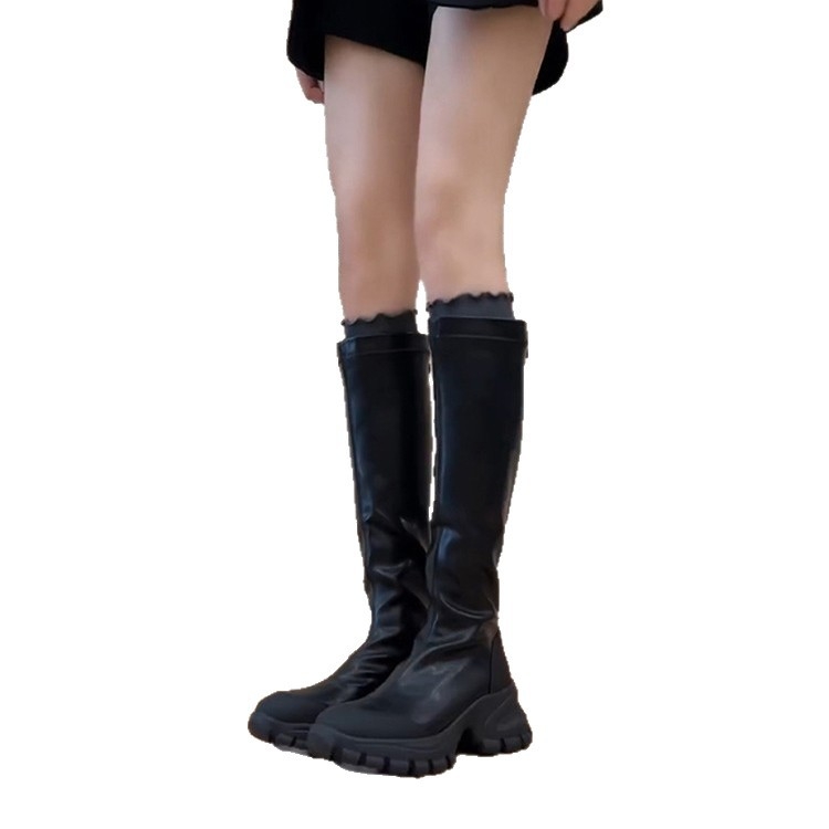 Ženske čizme do sredine potkoljenice, okruglog vrha, gornji dio od teleće split kože, gumeni potplat, stražnji zatvarač