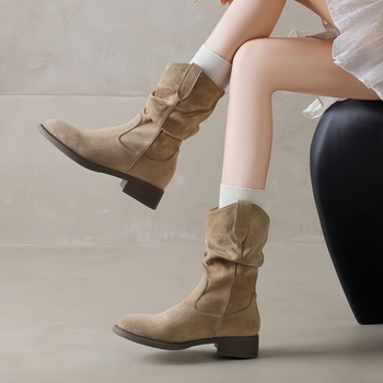 Ženske gležnjače od velura sa slouch stilom, do sredine potkoljenice, oštar vrh prsta, debeli potpetica 3–5 cm, jesen 2025