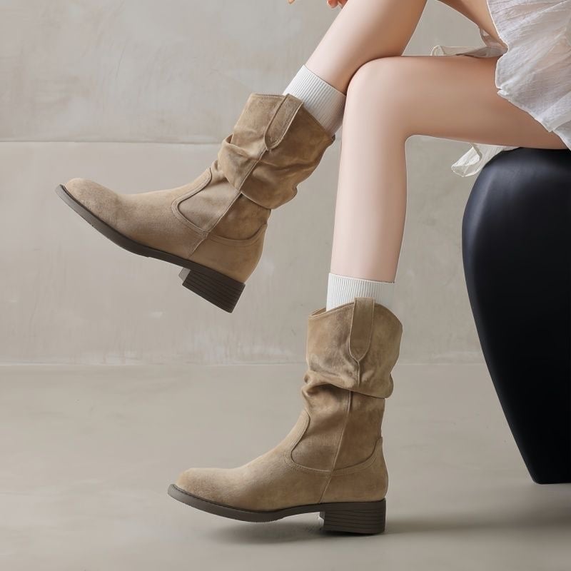 Ženske gležnjače od velura sa slouch stilom, do sredine potkoljenice, oštar vrh prsta, debeli potpetica 3–5 cm, jesen 2025