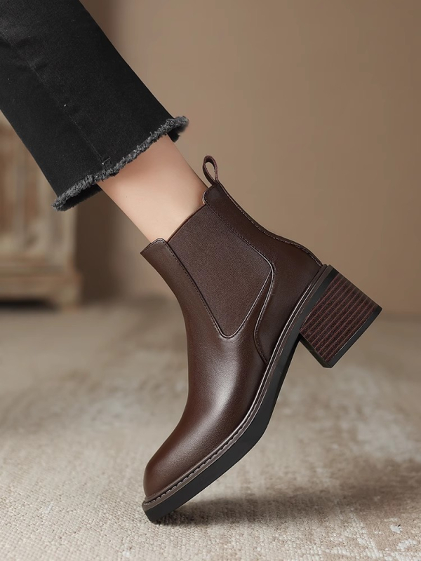 Ženske Chelsea gležnjače s kvadratnim nosom, chunky pet 6–8 cm, niski shaft, mikrovlakana gornji dio i tubus, gumeni potplat, britanski stil