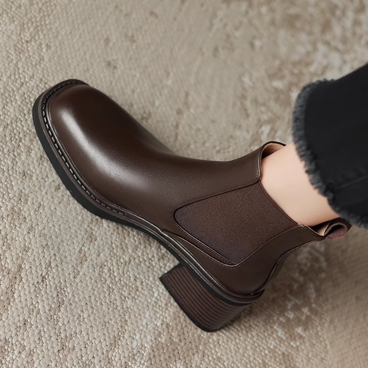 Ženske Chelsea gležnjače s kvadratnim nosom, chunky pet 6–8 cm, niski shaft, mikrovlakana gornji dio i tubus, gumeni potplat, britanski stil