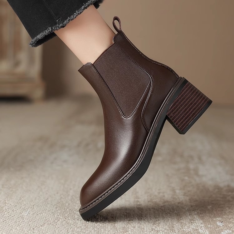Ženske Chelsea gležnjače s kvadratnim nosom, chunky pet 6–8 cm, niski shaft, mikrovlakana gornji dio i tubus, gumeni potplat, britanski stil
