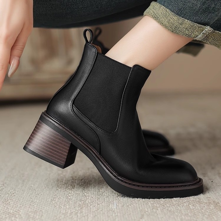 Ženske Chelsea gležnjače s kvadratnim nosom, chunky pet 6–8 cm, niski shaft, mikrovlakana gornji dio i tubus, gumeni potplat, britanski stil