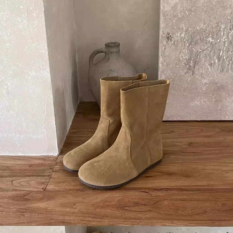 Moderne čizme od nubuk kože goveda, gumeni potplat, niski potpetica 1–3 cm, zaobljeni vrh, kratka potkoljenica