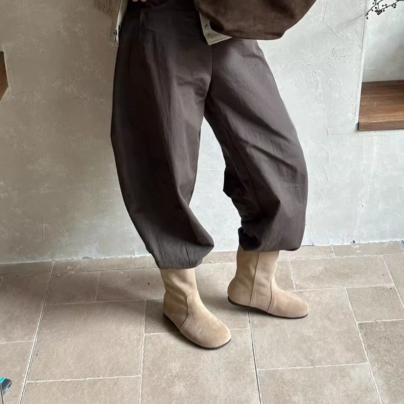 Moderne čizme od nubuk kože goveda, gumeni potplat, niski potpetica 1–3 cm, zaobljeni vrh, kratka potkoljenica