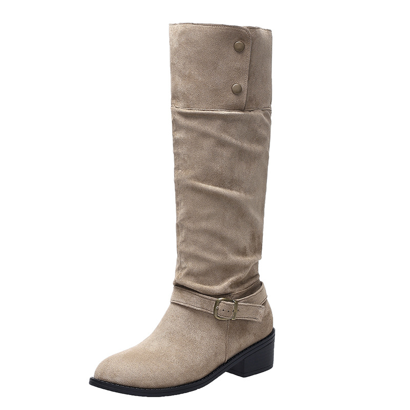 Ženske Martinske čizme, gornji dio od nubuka, gumena potplata, oštar nos, niska peta (1–3 cm)