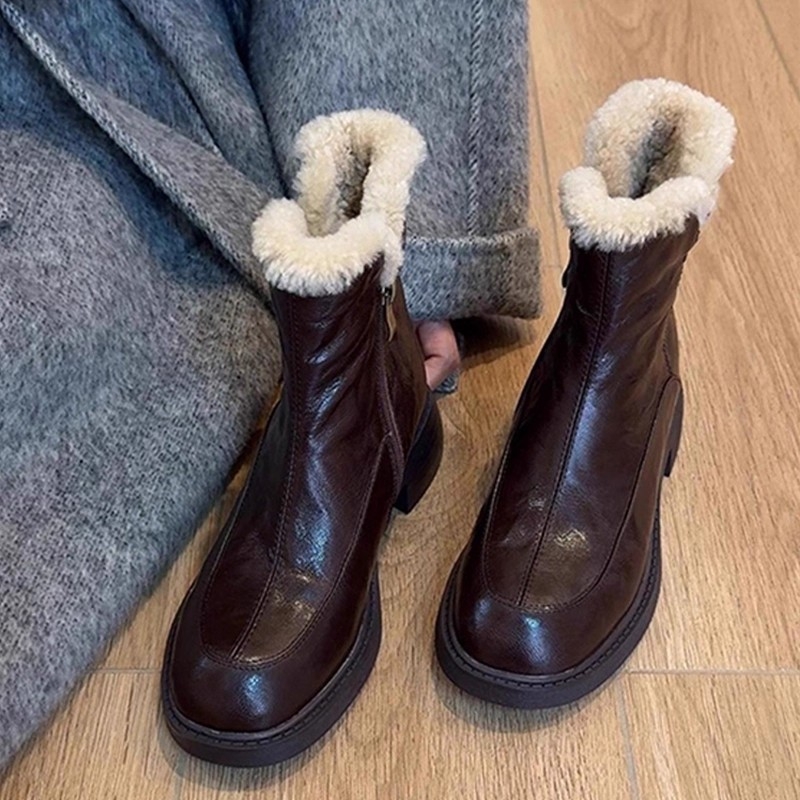 Ženske uske čizme s gornjim dijelom od prave kože i kožnom podstavom, gumena potplat, debeli pet 3–5 cm, niski dio čizme, bočni zatvarač.
