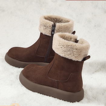 Ženske zimske čizme Martin — podstavljene fleece-om, gornji dio od velura, bočni zatvarač, niski obod gležnja, zaobljena špička, 3–5 cm visok pet