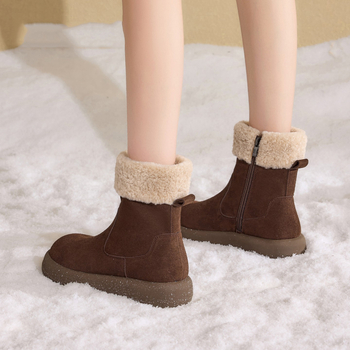 Ženske zimske čizme Martin — podstavljene fleece-om, gornji dio od velura, bočni zatvarač, niski obod gležnja, zaobljena špička, 3–5 cm visok pet