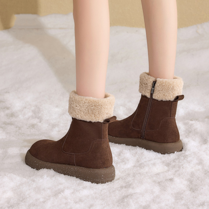 Ženske zimske čizme Martin — podstavljene fleece-om, gornji dio od velura, bočni zatvarač, niski obod gležnja, zaobljena špička, 3–5 cm visok pet
