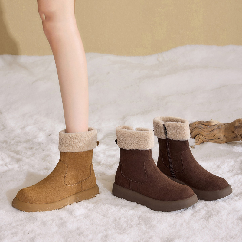 Ženske zimske čizme Martin — podstavljene fleece-om, gornji dio od velura, bočni zatvarač, niski obod gležnja, zaobljena špička, 3–5 cm visok pet