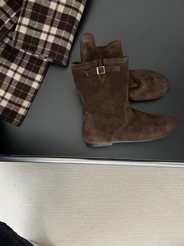 Ženske uske čizme s retro stilom (gornji dio od velura, unutarnje podizanje visine, okrugli vrh, niski pet 1–3 cm, gumeni potplat)