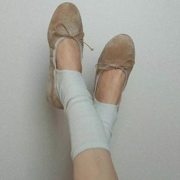 Ženske slip-on baletanke, gornji dio od split leather, okrugli vrh, unutrašnjost od umjetnog kratkog pliša, gumena potplata, niski đon 1–3 cm