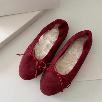 Ženske slip-on baletanke, gornji dio od split leather, okrugli vrh, unutrašnjost od umjetnog kratkog pliša, gumena potplata, niski đon 1–3 cm