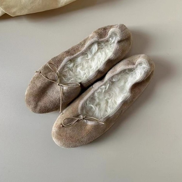 Ženske slip-on baletanke, gornji dio od split leather, okrugli vrh, unutrašnjost od umjetnog kratkog pliša, gumena potplata, niski đon 1–3 cm