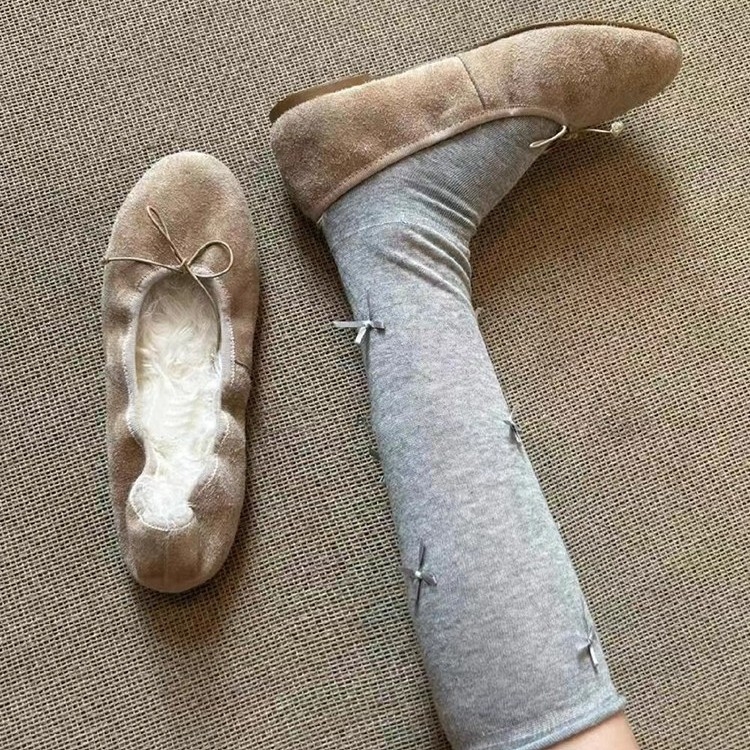 Ženske slip-on baletanke, gornji dio od split leather, okrugli vrh, unutrašnjost od umjetnog kratkog pliša, gumena potplata, niski đon 1–3 cm