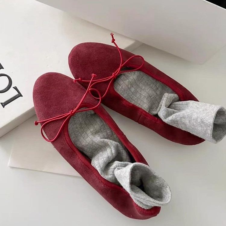 Ženske slip-on baletanke, gornji dio od split leather, okrugli vrh, unutrašnjost od umjetnog kratkog pliša, gumena potplata, niski đon 1–3 cm