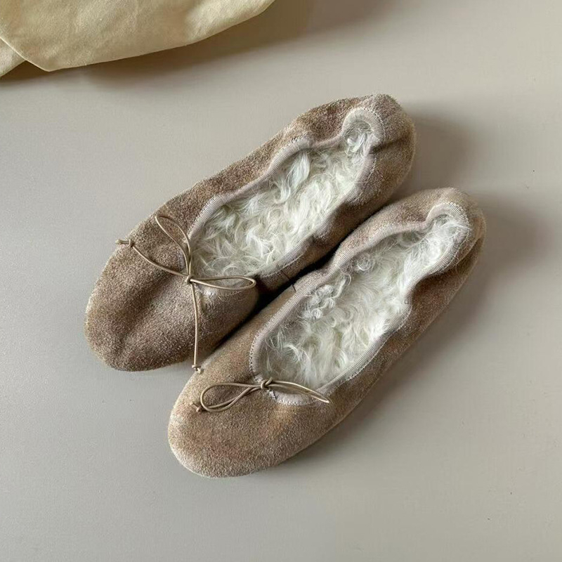 Ženske slip-on baletanke, gornji dio od split leather, okrugli vrh, unutrašnjost od umjetnog kratkog pliša, gumena potplata, niski đon 1–3 cm