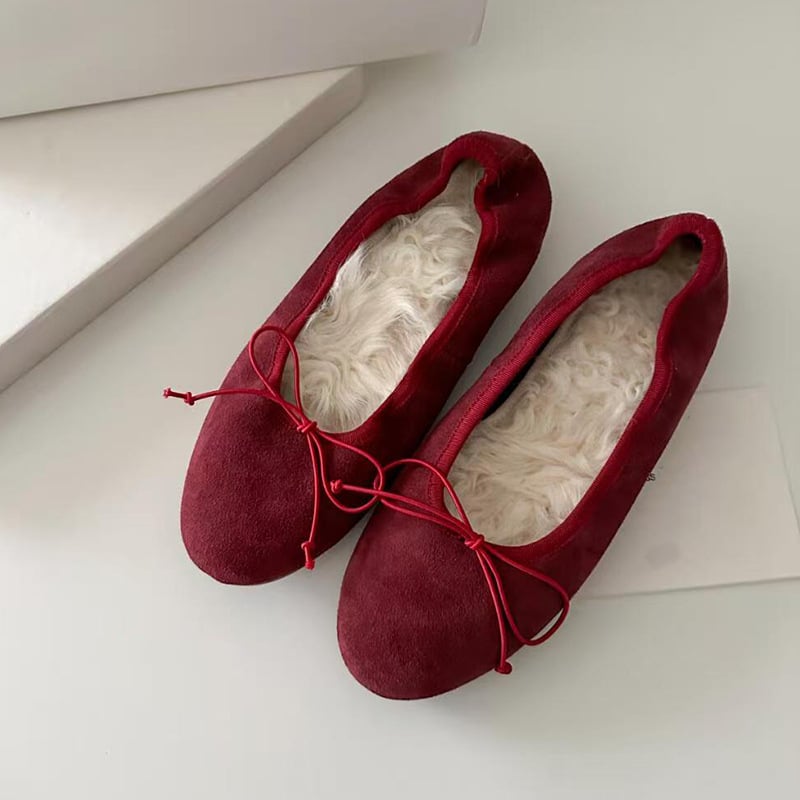 Ženske slip-on baletanke, gornji dio od split leather, okrugli vrh, unutrašnjost od umjetnog kratkog pliša, gumena potplata, niski đon 1–3 cm