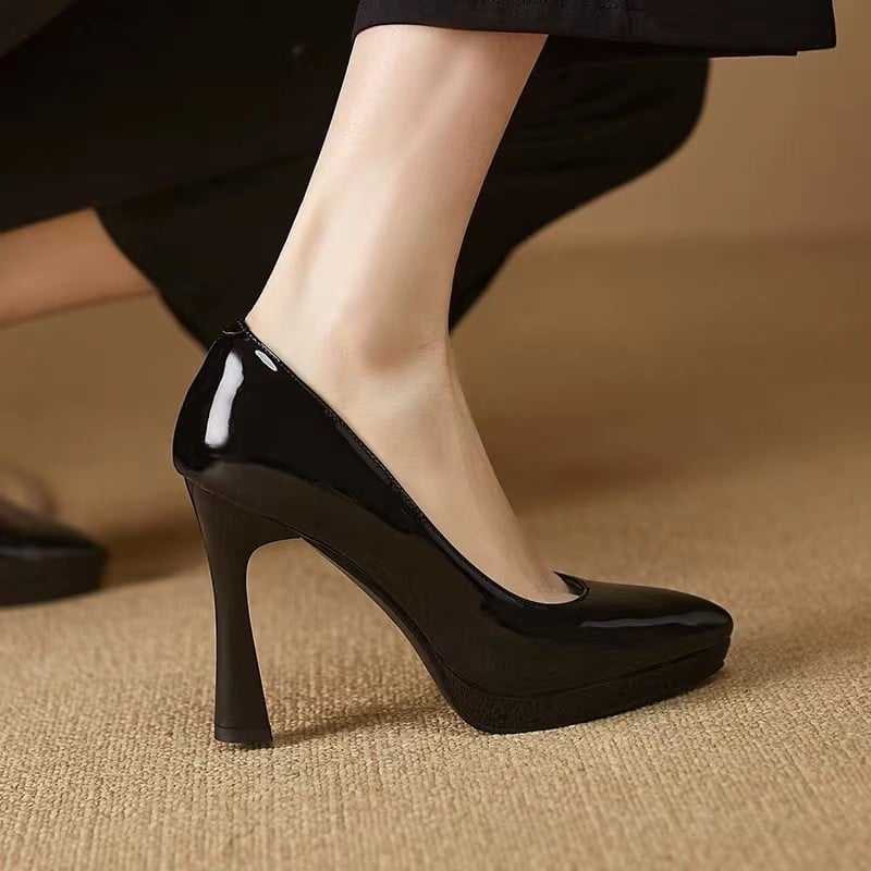 Ženske visoke pete s oštrim vrhom prsta, debeli pet 6–8 cm, gornji dio PU, ulošak PU, gumeni đon, za proljeće–ljeto–jesen