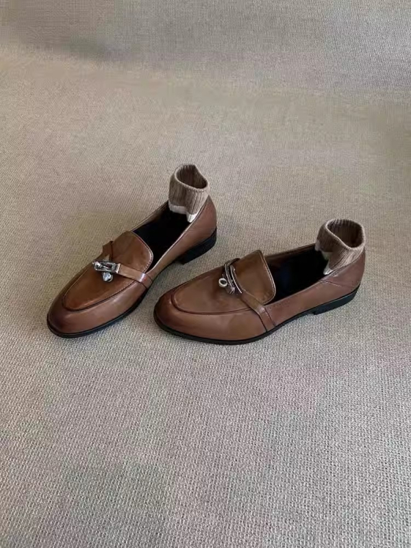 Ženske loaferice, britanski stil, gornji dio od bivlje kože, niski pet 1–3 cm, gumena potplat