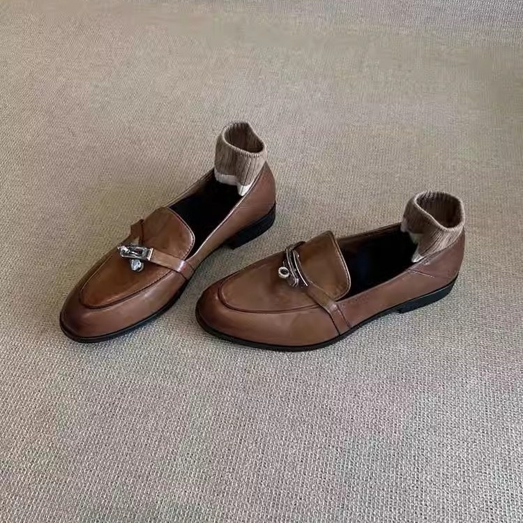 Ženske loaferice, britanski stil, gornji dio od bivlje kože, niski pet 1–3 cm, gumena potplat