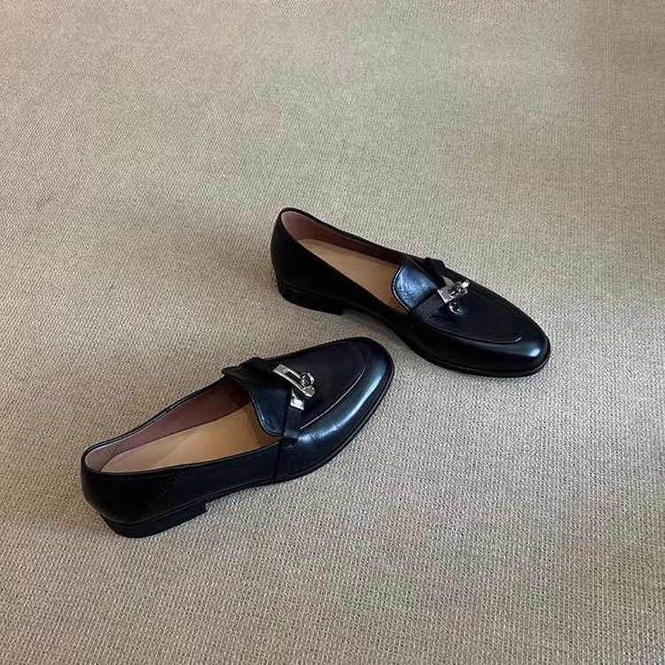 Ženske loaferice, britanski stil, gornji dio od bivlje kože, niski pet 1–3 cm, gumena potplat