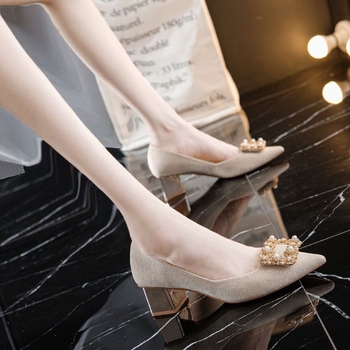 Női magassarkú cipő hegyes orral, PU felsőrész, 3–6 cm sarokmagasság, vastag sarok, gumírozott talp