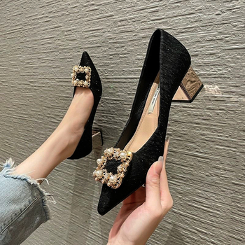 Női magassarkú cipő hegyes orral, PU felsőrész, 3–6 cm sarokmagasság, vastag sarok, gumírozott talp