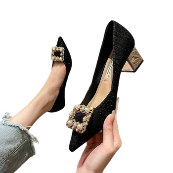 Női magassarkú cipő hegyes orral, PU felsőrész, 3–6 cm sarokmagasság, vastag sarok, gumírozott talp