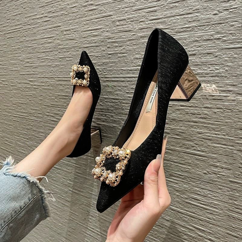 Női magassarkú cipő hegyes orral, PU felsőrész, 3–6 cm sarokmagasság, vastag sarok, gumírozott talp