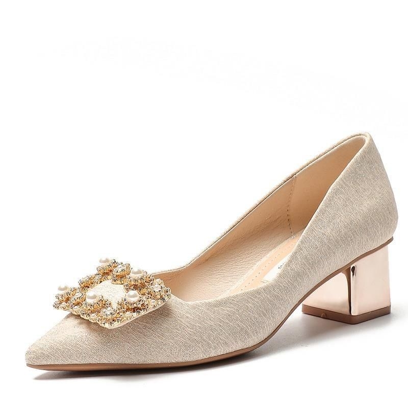 Női magassarkú cipő hegyes orral, PU felsőrész, 3–6 cm sarokmagasság, vastag sarok, gumírozott talp