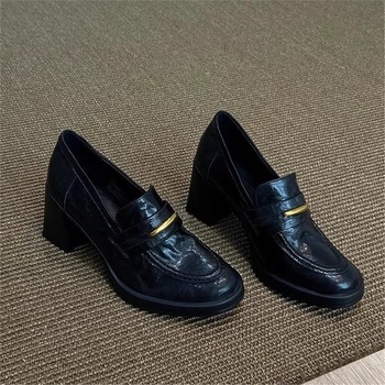 Ženske mokasine: gradski stil, visoke pete 6-8 cm, gornji dio od super fiber, ulošak od prirodne kože, potplat od gume