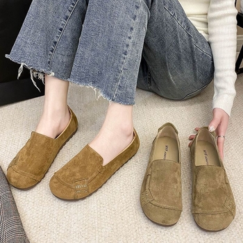 Pantofi slip-on cu vârf rotund, stil Fata Pădurii, partea superioară din velur de bovine, talpă din cauciuc, talpă joasă 1–3 cm, căptușeală textilă
