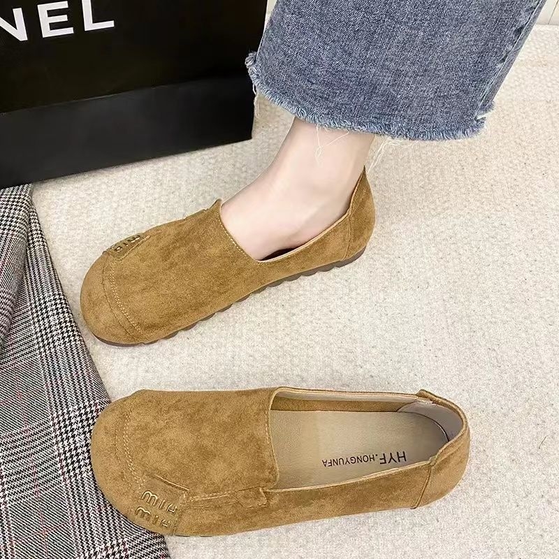 Pantofi slip-on cu vârf rotund, stil Fata Pădurii, partea superioară din velur de bovine, talpă din cauciuc, talpă joasă 1–3 cm, căptușeală textilă