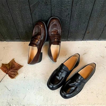 Ženske kožne loaferice s okruglim vrhom, gornji dio od kravljeg kože, niski pet 1–3 cm, debela gumena potplata
