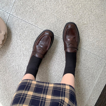 Ženske kožne loaferice s okruglim vrhom, gornji dio od kravljeg kože, niski pet 1–3 cm, debela gumena potplata