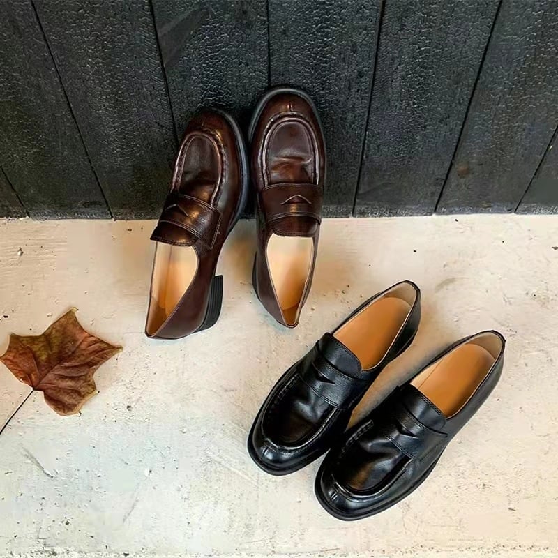 Ženske kožne loaferice s okruglim vrhom, gornji dio od kravljeg kože, niski pet 1–3 cm, debela gumena potplata