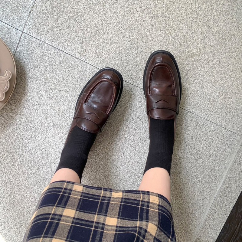 Ženske kožne loaferice s okruglim vrhom, gornji dio od kravljeg kože, niski pet 1–3 cm, debela gumena potplata