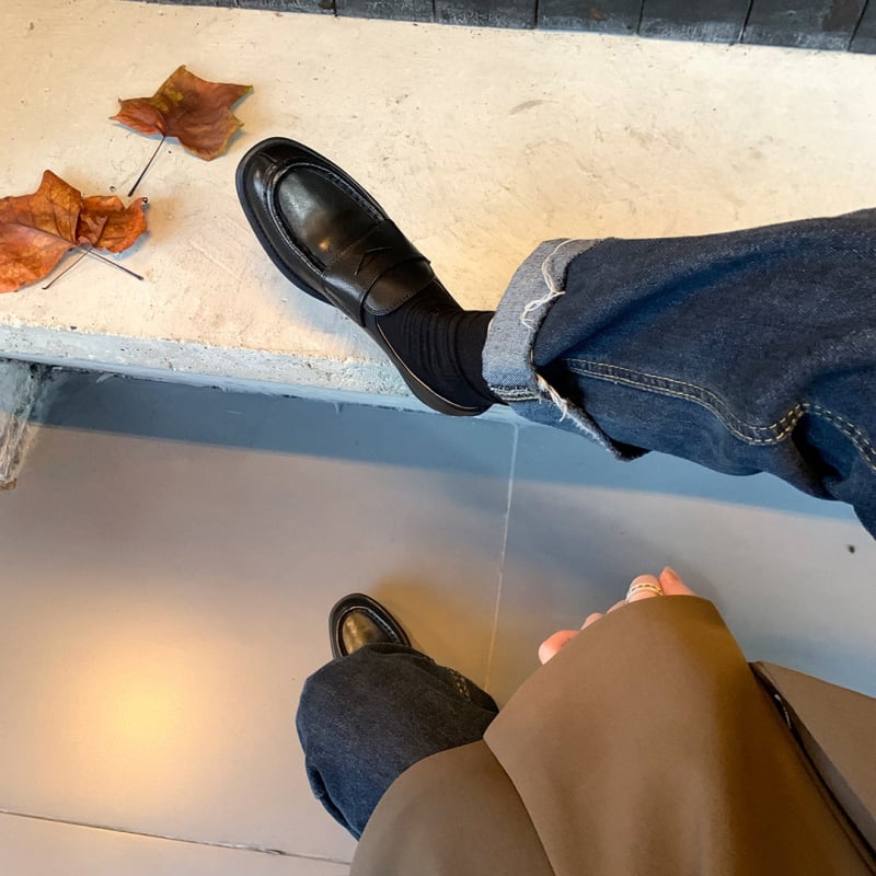 Ženske kožne loaferice s okruglim vrhom, gornji dio od kravljeg kože, niski pet 1–3 cm, debela gumena potplata