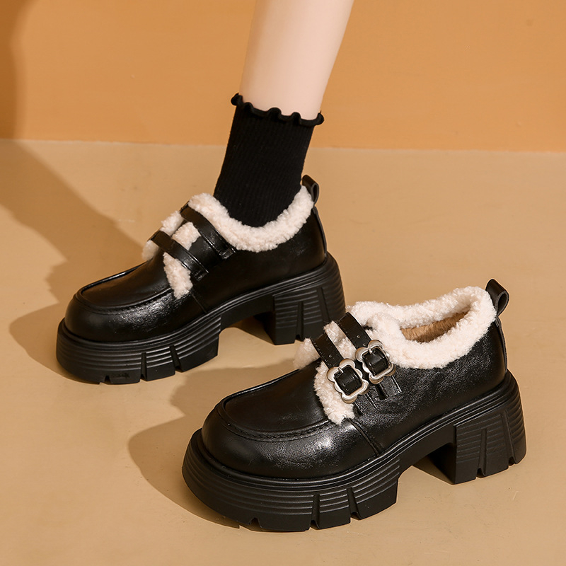 Loafers s debelim petama 6–8 cm, Velcro zatvarač, PU gornji dio, plišana unutrašnjost, gumeni potplat