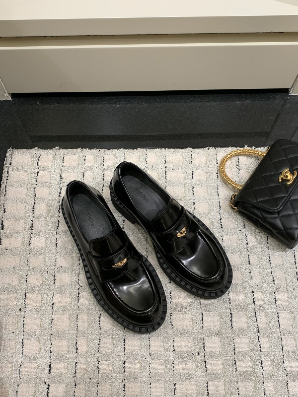 Loafers od prave kože s okruglim nosom, niski pet 1–3 cm, gumeni đon