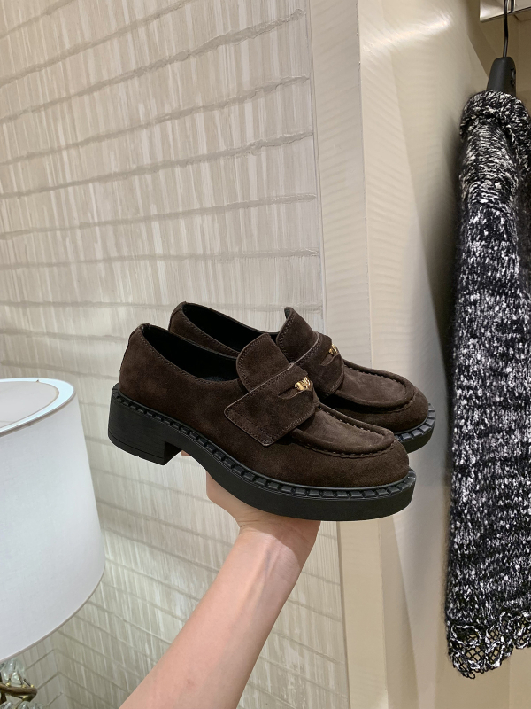Loafers od prave kože s okruglim nosom, niski pet 1–3 cm, gumeni đon