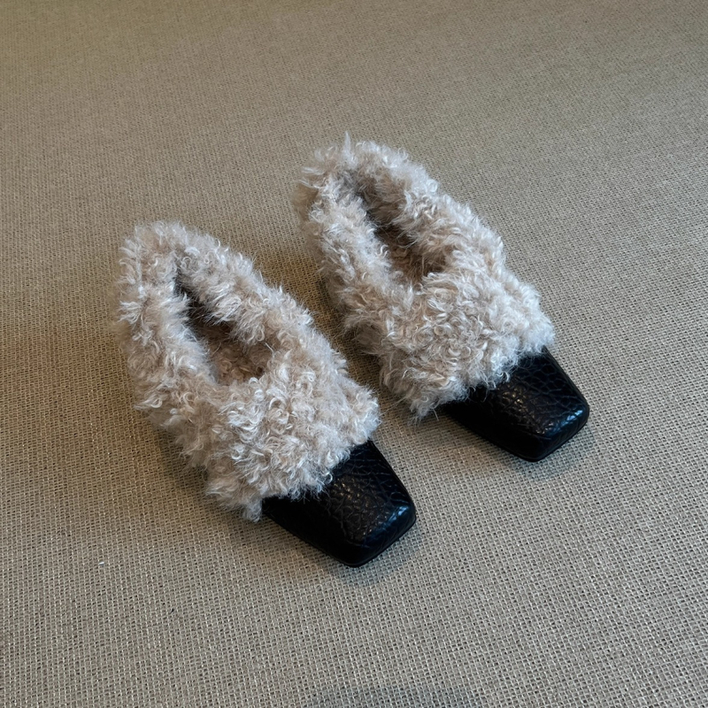 Mary Jane cipele, gornji dio od prave kože, unutarnja obloga od umjetnog kratkog pliša, kvadratni vrh prstiju, gumeni đon, srednje visoko debelo petu 3-6 cm