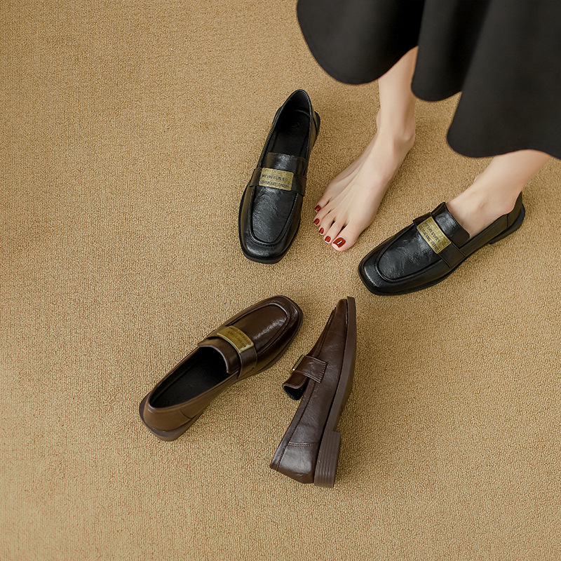 Loafers s kvadratnim vrhom, gornji dio od mikrovlakna, gumena potplat, niski pet 1–3 cm, ulošak od mikrovlaknaste kože