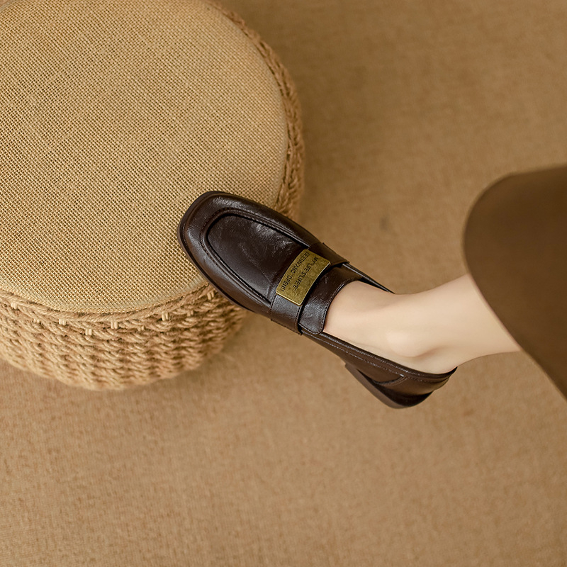 Loafers s kvadratnim vrhom, gornji dio od mikrovlakna, gumena potplat, niski pet 1–3 cm, ulošak od mikrovlaknaste kože