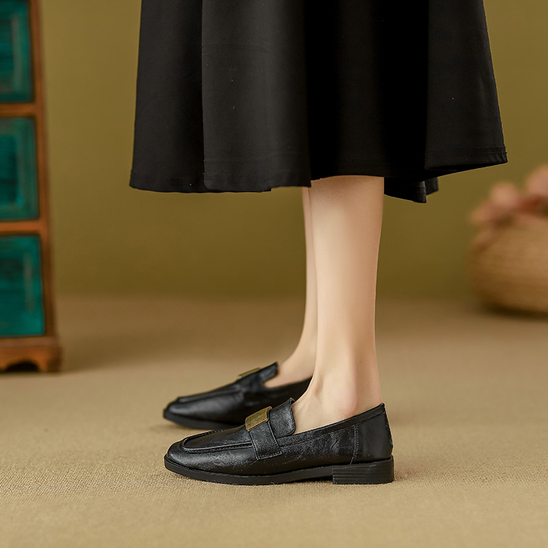 Loafers s kvadratnim vrhom, gornji dio od mikrovlakna, gumena potplat, niski pet 1–3 cm, ulošak od mikrovlaknaste kože